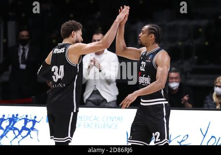 Bologna, Italien. Oktober 2020. 21/10/2020 - Vince Hunter und Kyle Weems von Virtus Segafredo jubilieren am Ende des Eurocup-Spiels Virtus Segafredo Bologna gegen AS Monaco - Photo Michele Nucci /LM Credit: Michele Nucci/LPS/ZUMA Wire/Alamy Live News Stockfoto