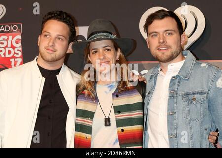 LOS ANGELES - MAR 5: Pete Nappi, Samantha Ronson, Ethan Thompson, Ocean Park Standoff bei den iHeart Music Awards 2017 im Forum am 5. März 2017 in Los Angeles, CA Stockfoto