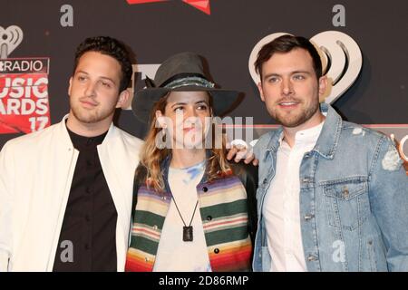 LOS ANGELES - MAR 5: Pete Nappi, Samantha Ronson, Ethan Thompson, Ocean Park Standoff bei den iHeart Music Awards 2017 im Forum am 5. März 2017 in Los Angeles, CA Stockfoto