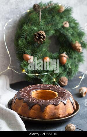 Gestreifte Zebrakuchen, Fichtenkranz und Girlande auf Betongrund. Stockfoto