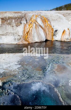 Blue Star Spring and Cascade Geyser, Yellowstone Park, USA, 2020 Stockfoto