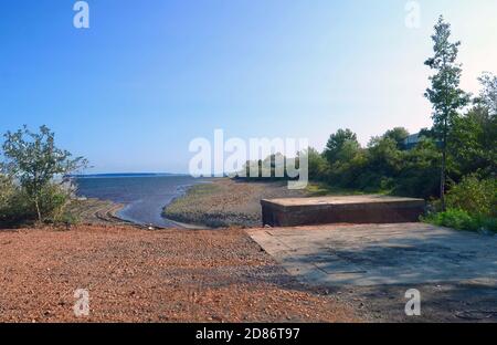 Das Betongebäude im Vordergrund am „Splott Beach“, Cardiff, Wales, UK Stockfoto