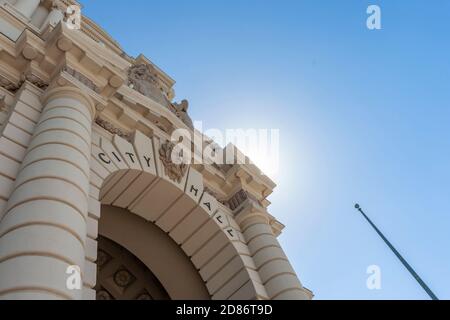 Blick auf Bogen und Zeichen für Rathaus in Mediterranean Revival und Spanish Colonial Revival Stil in Pasedena USA. Stockfoto