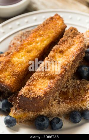 Hausgemachte French Toasts Sticks mit Sirup und Obst Stockfoto