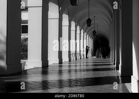 Architektonisches Merkmal im Portikus des Pasadena Rathauses im Mittelmeer Revival und Spanische Kolonialstil Revival Styles mit Hochzeitsfotograf in Dista Stockfoto