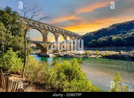 Das antike römische Aquädukt am Pont du Gard über den Fluss Gardon in der südfranzösischen Provence. Stockfoto