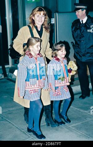 Sarah Herzogin von York mit ihren Töchtern, Prinzessinnen Eugenie und Beatrice verlassen den Flughafen London Heathrow nach Buenos, Argentinien, Januar 1997 Stockfoto