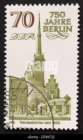 750-jähriges Jubiläum der Berliner DDR Briefmarke ausgegeben 1986 zeigt Nicolai Kirche Stockfoto