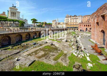 Die alten Ruinen des Trajans Forum oder Markt mit dem Vittorio Emanuele Denkmal in der Ferne im Zentrum des historischen Rom, Italien. Stockfoto