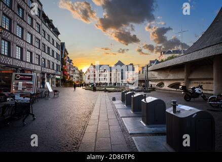 Dämmerung auf der Rue du Gros Horlage mit dem Joan d'Arc oder Jeanne d'Arc Denkmal, Bürgersteig Café und Fachwerkhäuser auf dem historischen Platz. Stockfoto