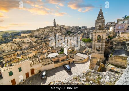 Blick auf den Sasso Barisano, Turm, Altstadt, sassi Höhlen und Kathedrale aus dem Kloster von San Agostino, in der antiken Stadt Matera, Italien Stockfoto