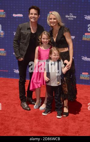 LOS ANGELES - APR 29: Patrick Monahan, Familie bei den Radio Disney Music Awards 2017 im Microsoft Theater am 29. April 2017 in Los Angeles, CA Stockfoto