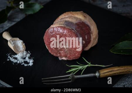 Rohes Fleisch mit Meersalz und Rosmarin Stockfoto