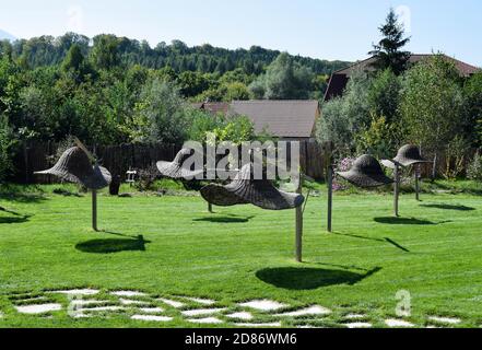 Rustikale Regenschirm geformte Hüte aus Weidenzweigen in Clay Castle, Feiries Valley gewebt Stockfoto