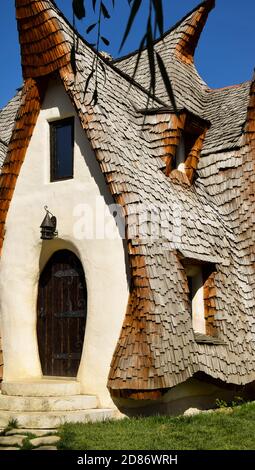 Märchenhafter Eingang zum Lehmschloss aus dem Märchental von Sibiu. Alte Burgtür, holzbeständig, mit Schmiedeeisen. Schloss Hobbit in Siebenbürgischen Stockfoto