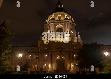 Pasadena City Hall in Mittelmeer Revival und Spanish Colonial Revival Baustile unterstrichen durch nächtliche Beleuchtung Stockfoto