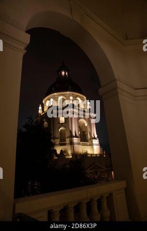 Turm und Kuppel aus der umliegenden Arkade Pasadena Rathaus in Mediterranean Revival und Spanish Colonial Revival Architectural Styles betont durch Nig Stockfoto
