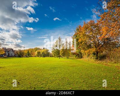 Mönche Verirrt an einem sonnigen Herbsttag. Heworth, York. Stockfoto