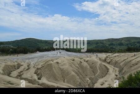 Landschaft mit gebrochenem Boden von Schlammvulkanen, bei Paclele Mari, Rumänien. Vulkanische Felsen und Lava von Schlammvulkanen. Mondlandschaft in Europa Stockfoto