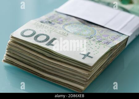 Bündel von hundert Zloty Banknoten befestigt mit einer Bank Band Stockfoto