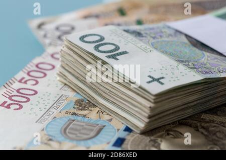 Eine Akte polnischer Banknoten von hundert Zlotys befestigt Mit einer Banktruppe, die mit der auf dem Geld liegt Höchste Bezeichnung fünfhundert Zlotys Stockfoto