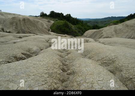 Gewellter Wasserkanal in trockener Bodenstruktur. Die Berca Mud Volcanoes ist ein geologisches und botanisches Reservat. Kleine vulkanförmige Strukturen verursacht b Stockfoto