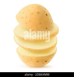 Fliegende Stücke von gewaschenen rohen Kartoffeln auf jedem Andere isoliert auf weißem Hintergrund Stockfoto