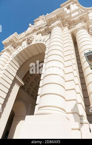 Pasadena City Hall in Mediterranean Revival und Spanish Colonial Revival Stile architektonisch reich verzierten Haupteingang Ost Turm und Stufen niedrig Winkel vi Stockfoto