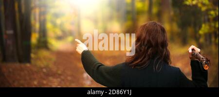 Junge Frau Trainingshund mit Stock. Besitzer Wurfstock für Welpen. Stockfoto