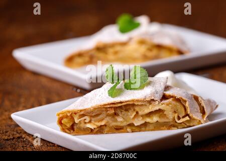 österreichischer Apfelstrudel auf weißen Tellern Stockfoto