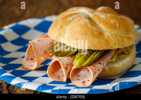 bayerisches Brötchen mit Wurst auf Holz Stockfoto