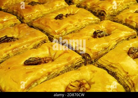 Pakhlava oder Baklava mit Walnüssen, Nahaufnahme, selektiver Fokus Stockfoto