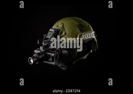 Nachtsichtgerät am Helm befestigt. Ein spezielles Gerät für die Beobachtung im Dunkeln. Ausrüstung für Militär, Polizei und Spezialeinheiten. Stockfoto