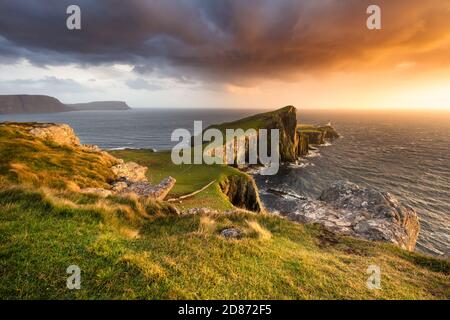 Dramatischer Sonnenuntergang am berühmten Wahrzeichen Neist Point Lighthouse auf der Isle of Skye. Stockfoto