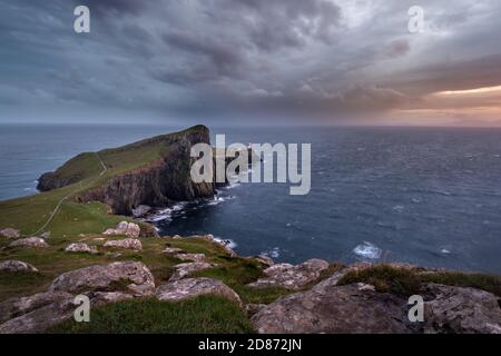 Dunkle und launische Sturmwolken über dem Leuchtturm von Neist Point auf der Isle of Skye. Stockfoto