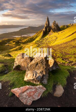 Sonnenaufgang am alten Mann von Storr mit Felsen im Vordergrund. Isle of Skye, Schottland, Großbritannien. Stockfoto