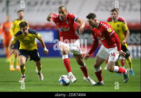 Charlton Athletic Darren Pratley (Mitte) und Conor Washington mit dem Ball während des Sky Bet League One Matches im Valley, London. Stockfoto