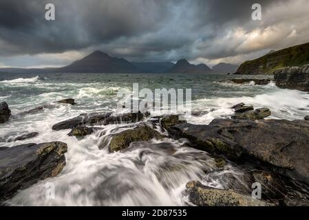Krachende Wellen bei Elgol auf der Isle of Skye mit Cuillin Range im Hintergrund. Stockfoto