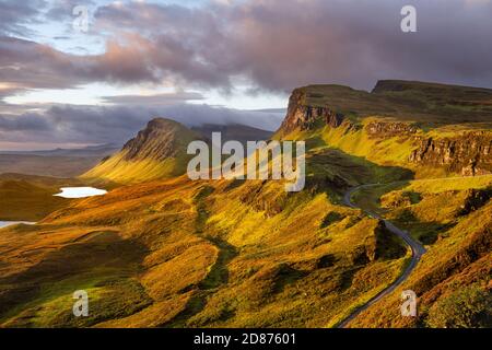 Morgenlicht am Quiraing auf der schönen schottischen Isle of Skye mit gewundener Straße. Stockfoto