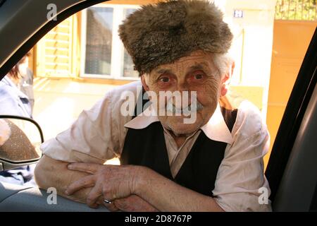 Älterer Mann in Sibiu County, Rumänien Stockfoto