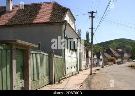 Gebäude entlang einer Straße in Ocna Sibiului, Sibiu County, Rumänien. Stockfoto