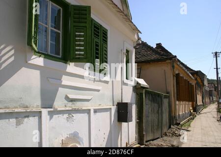 Gebäude entlang einer Straße in Ocna Sibiului, Sibiu County, Rumänien. Stockfoto