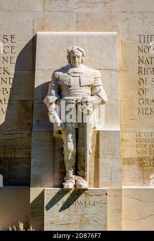 Vorderansicht der Steinstatue von Oliver Cromwell an der Reformationsmauer in Genf, Schweiz, eine Figur des Protestantismus in England. Stockfoto