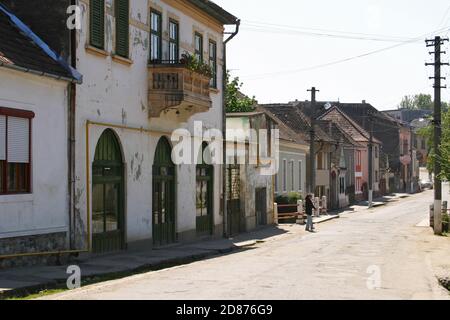 Gebäude entlang einer Straße in Ocna Sibiului, Sibiu County, Rumänien. Stockfoto