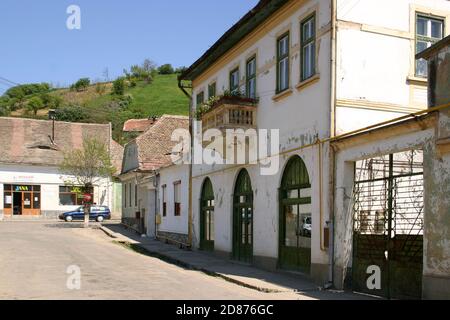 Gebäude entlang einer Straße in Ocna Sibiului, Sibiu County, Rumänien. Stockfoto