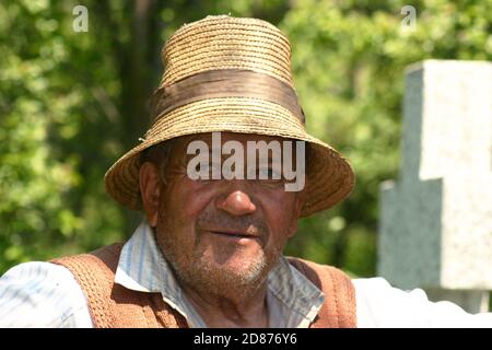 Porträt eines älteren Mannes mit Strohhut in Sibiu County, Rumänien Stockfoto