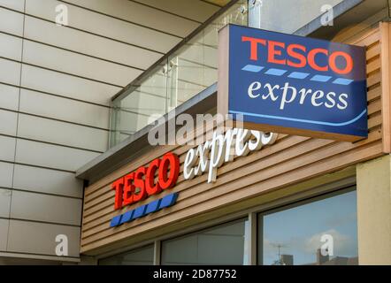 LONDON, ENGLAND - JULI 2018: Schilder vor einem Tesco Express-Geschäft in Wembley, Nord-London Stockfoto