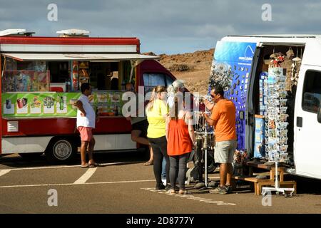 Madeira, Portugal - September 2017: Touristen, die mit einem Verkäufer sprechen, während sie sich Urlaubserveniensouvenirs ansehen, die in einem mobilen Shop erhältlich sind Stockfoto