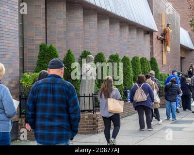 Brooklyn, NY, USA - 27. Oktober 2020: Menschen warten in der Schlange für die vorzeitige allgemeine Abstimmung in St. Dominic's Catholic Church, Brooklyn inmitten Coronavirus pand Stockfoto