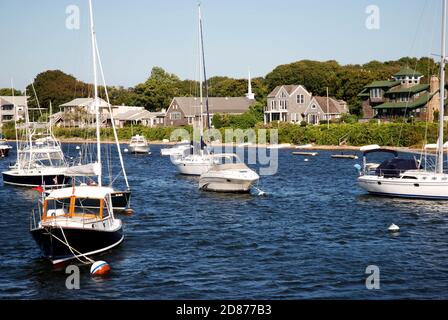 Falmouth, Cape Cod, Massachusetts - September 2008: Boote vor Anker im Hafen mit Häusern am Wasser im Hintergrund Stockfoto